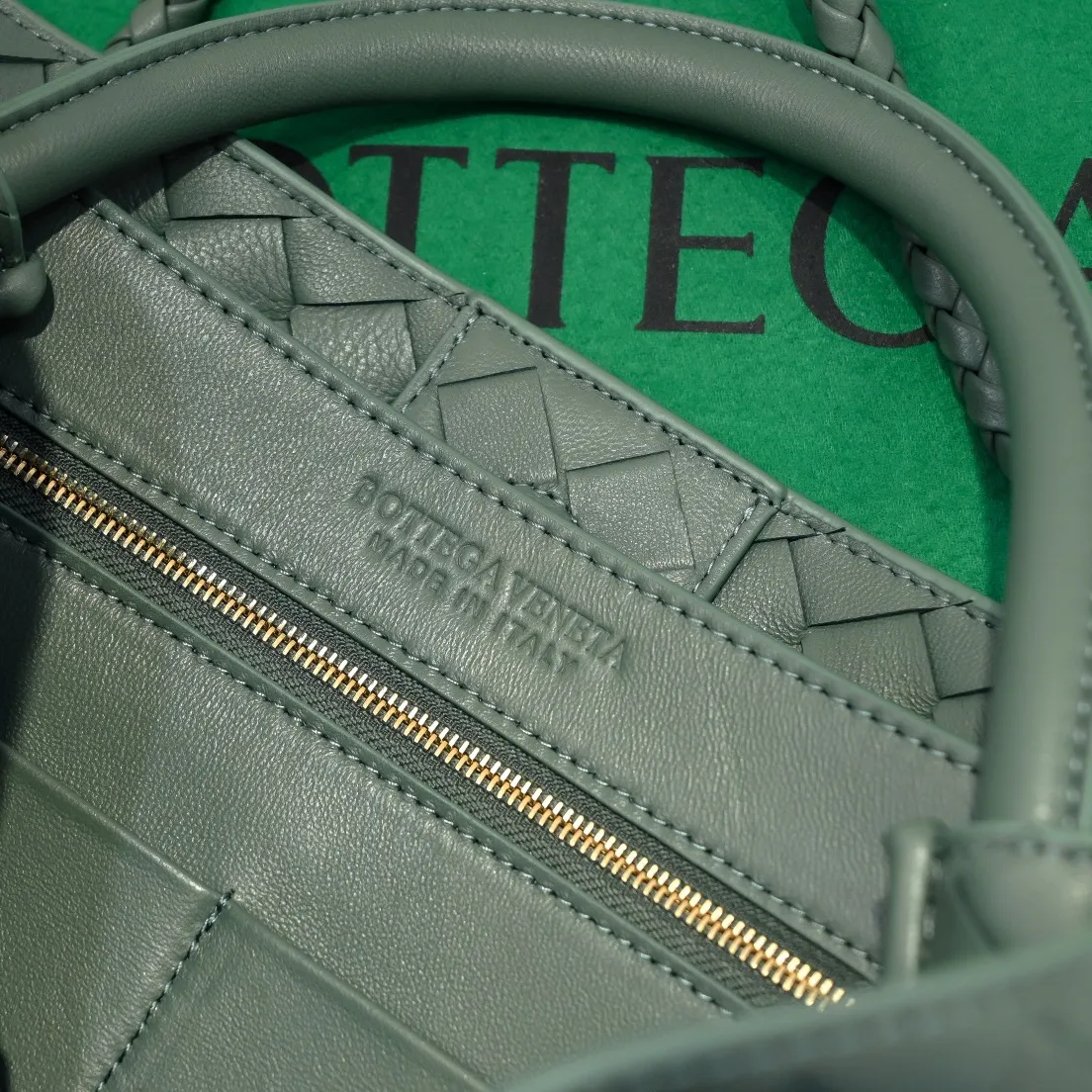 The 2023 new Andiamo batch of 2260 BV has been shipped‼ ️Really popular🔥The new Andiamo woven handbag launched by Bottega Veneta this season is really popular all over the world! ! Celebrities at home and abroad have worn it, and Oscar-winning actress Michelle Yeoh has taken it out on the street. Song Jia, Trai Yara, Yu Feihong, Sanji Ayaka, Rosie Hunting-Whiteley, Yoshioka Riho, etc. have all picked up this bag. It is classic and versatile, showing off its temperament, and the bag capacity is also large, which is very convenient for daily commuting! ! A variety of carrying methods, the shoulder straps can be adjusted by yourself, the original lambskin feels soft and delicate, and the unisex style breaks gender boundaries and brings a more practical and longer-lasting use experience. Andiamo, which has both elegant and casual styles, perfectly interprets the true appearance of "fashionable old money style". Style number: 8463 Size: 32*24*12